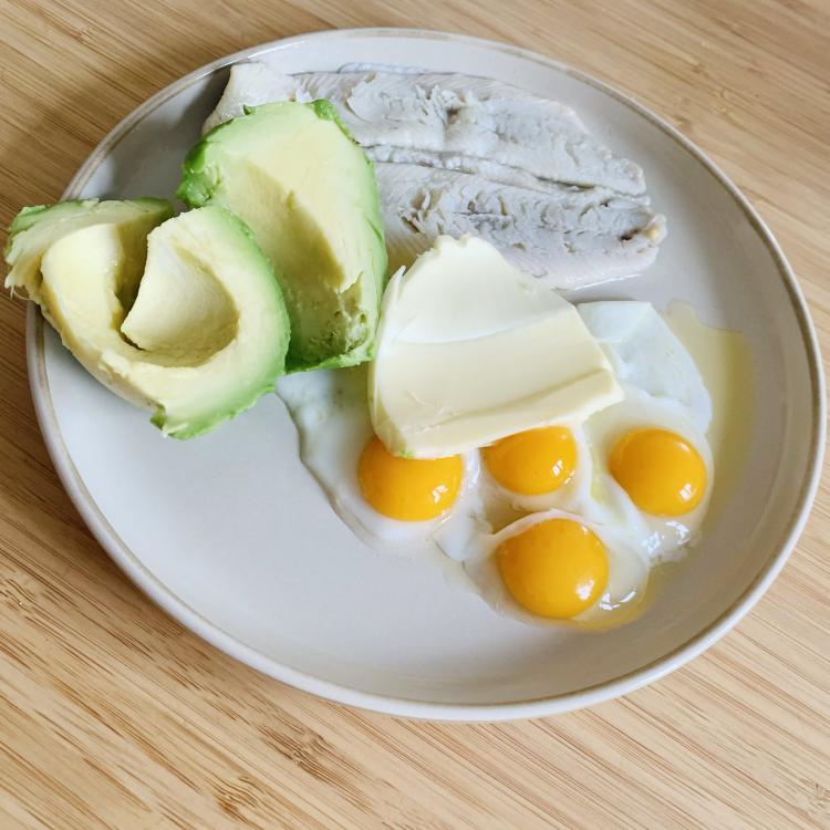 Assiette du midi (débutant) avocat + truite + oeufs de caille | Ariel Keto