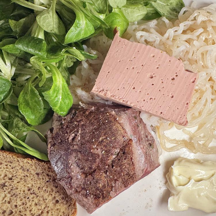 Assiette de Gibier + Mousse de Foie gras de Canard sur lit de Mâche + Taglietelles de Konjacs sauce forestière fromage | Ariel Keto