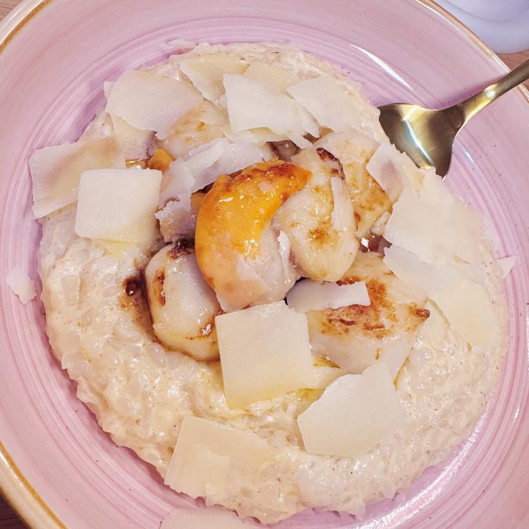 Noix de St Jacques au beurre sur Risotto de Konjacs sauce Fromage + Copeaux de Grana Panado | Ariel Keto
