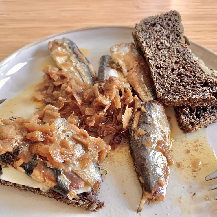 Sardines à l'échalotte sur Pain aux Graines de Lin brun | Ariel©