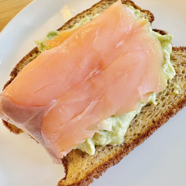 Tartine de Guacamole de fromage + Saumon fumé | Ariel Keto